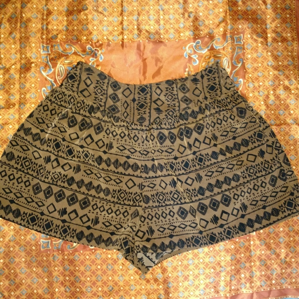 Relaxed Pattern Short - Picture 2 of 2